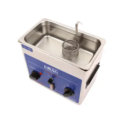 Koszyk z drobną siatką w myjce ultradźwiękowej