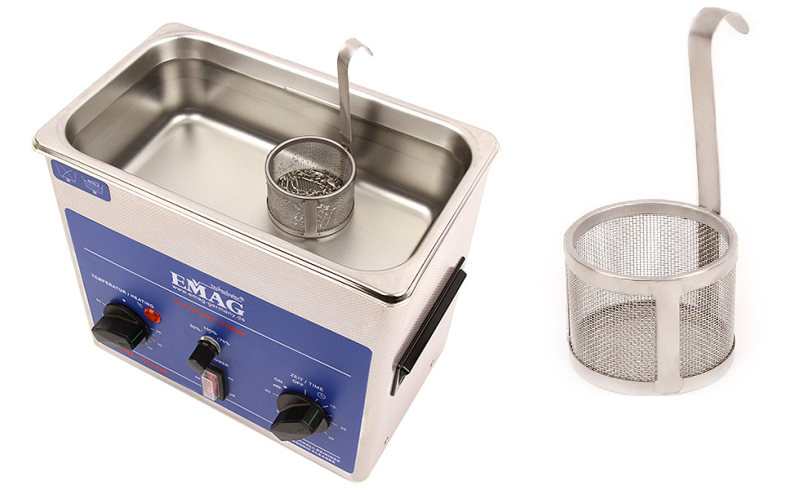 Ilustracja myjki ultradźwiękowej EMAG z koszykiem na drobne przedmioty o siatce 1 mm
